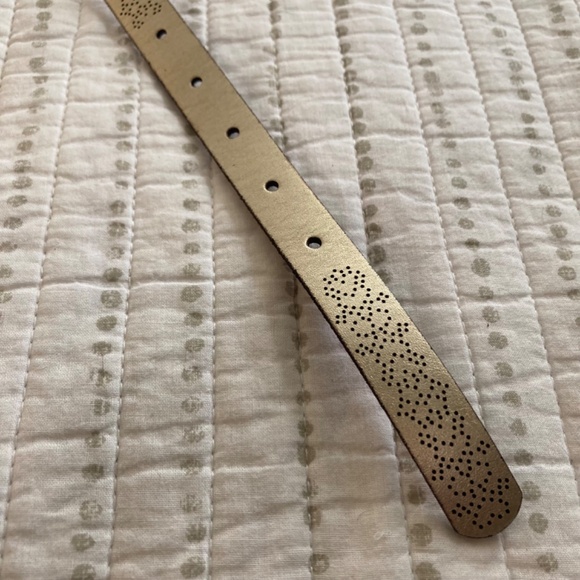 Fossil Metallic Gold Leather Brogue Thin Belt Coastal Cowgirl Boho Classic Sz M - Picture 7 of 11